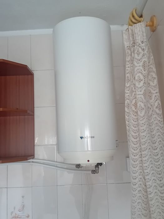 Vendo sofá de 2 lugares (180 €) e termoacumulador semi-novo (90 €).