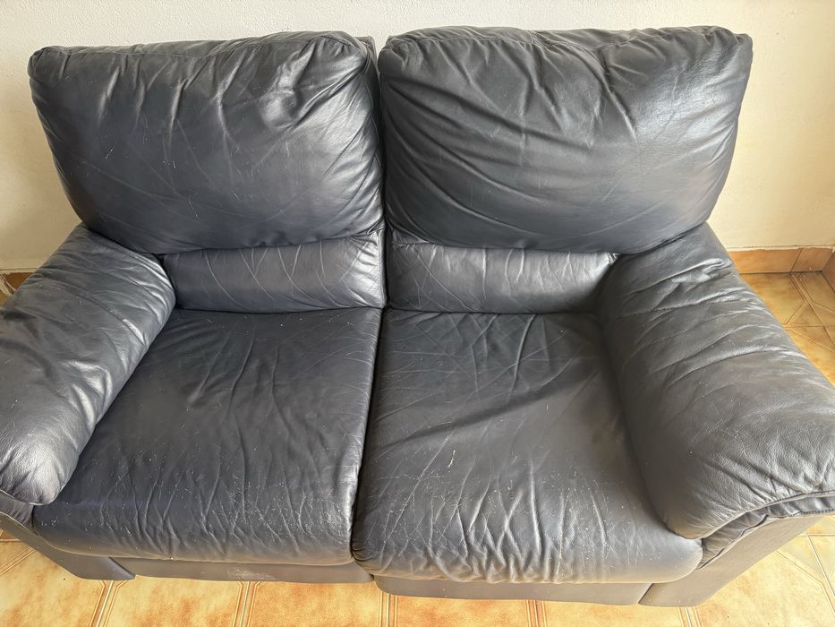 Conjunto sofas pele 2 e 3 lugares