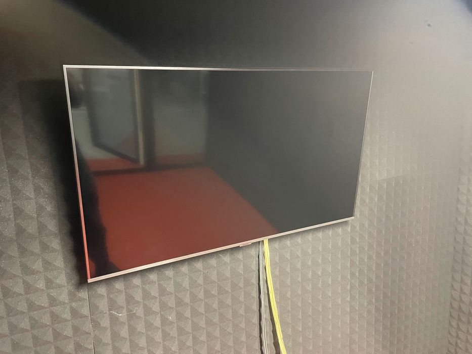 Продаю телевізор Samsung UHD-LCD 43" Smart TV Wi-Fi  майже новий