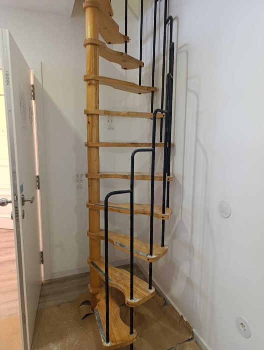 Escada caracol em madeira