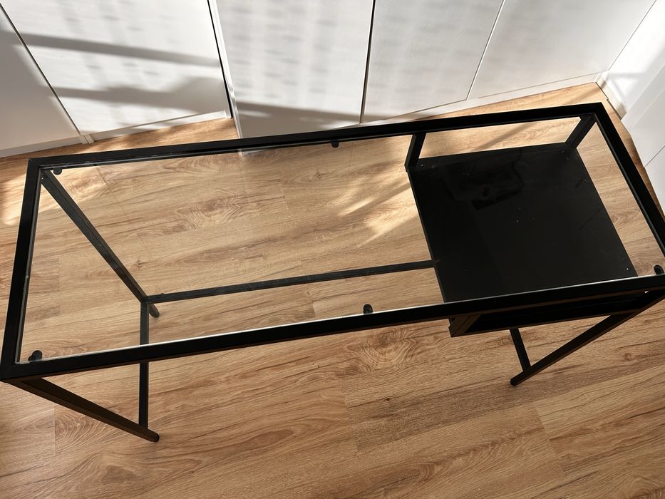 Szklany stolik na laptopa