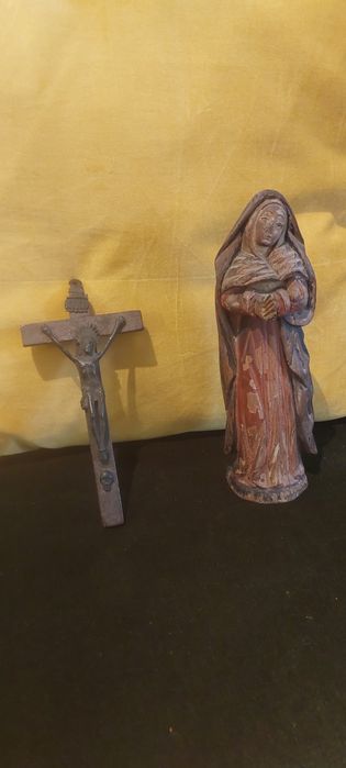imagem séc.XVII em madeira  policromada e crucifixo antigo