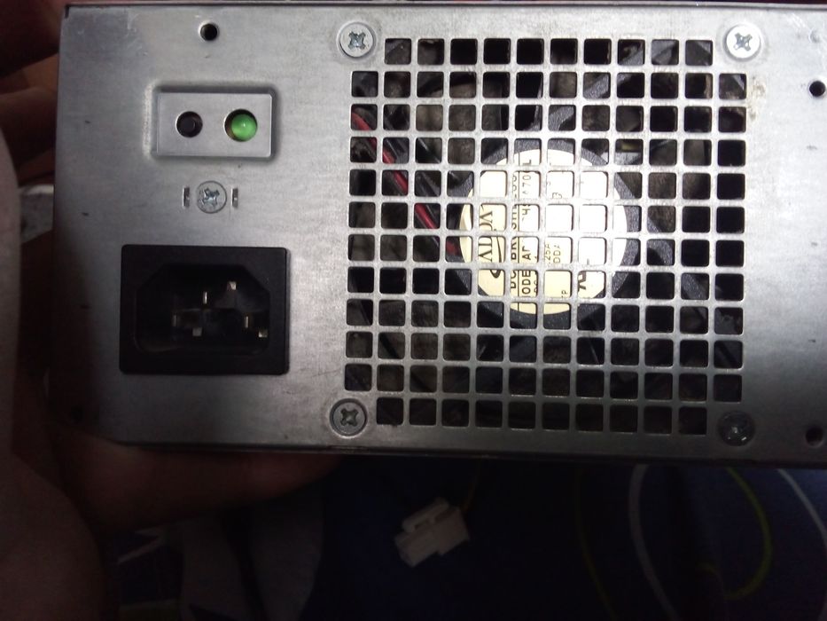 Блок живлення від компанії дел . 320W він тихенько прачює