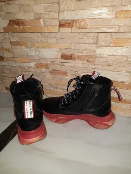 Дитячі підліткові ботінки.