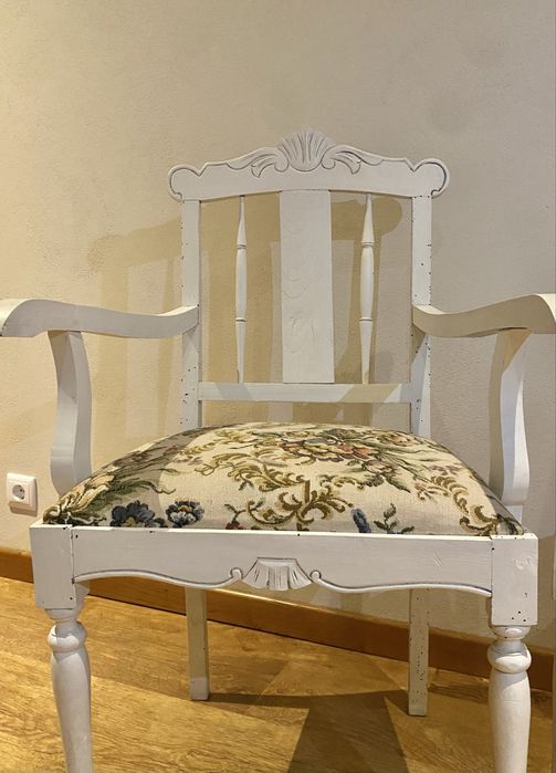 2 Cadeiroes (20€/cada) e 4 cadeiras (15€/casa)