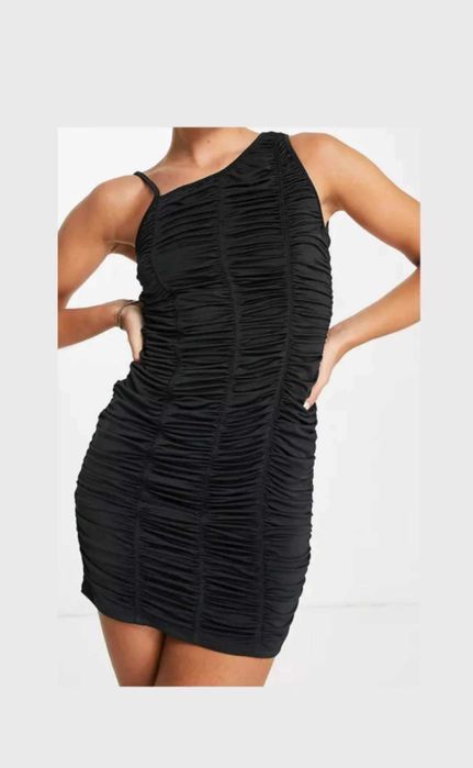 Czarna sukienka marszczona asymetryczna na ramiączkach