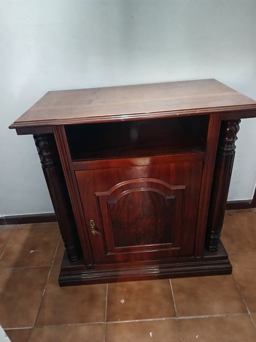 Móvel bar em bom estado.