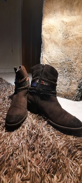 botas de salto alto e feitas de pele