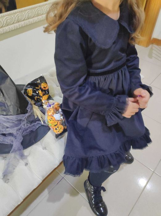 Vestido de bombazine preto com folho e renda 116-122cm