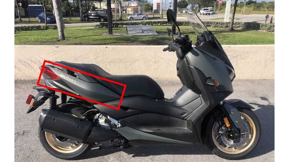 Carenagem lateral direita Yamaha X-Max 125/300/400 • BL1-F1741-00P8