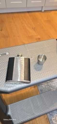 Piersiówka ze stali szlachetnej i skóry + 2 kieliszki