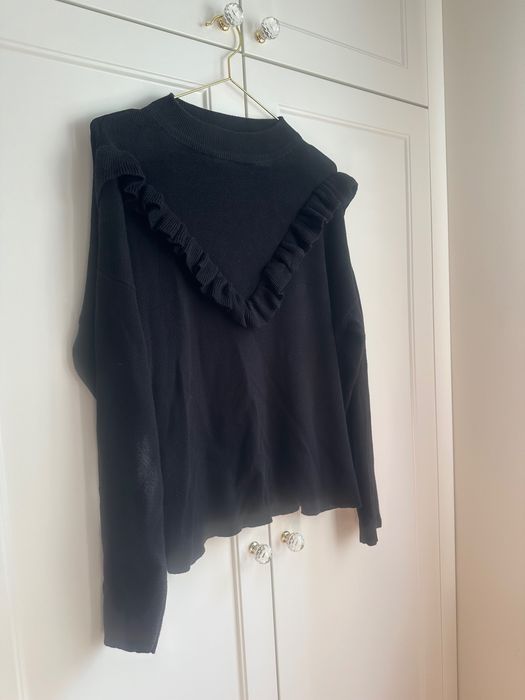 Damski sweter z falbaną