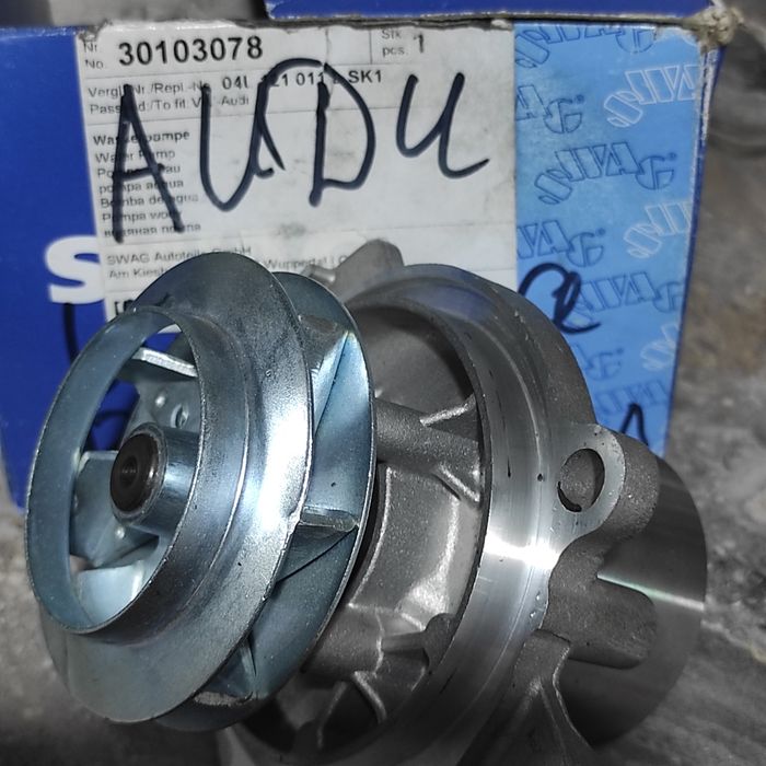 Водяная помпа SWAG 30 10 3078 Германия новая оригинал Audi