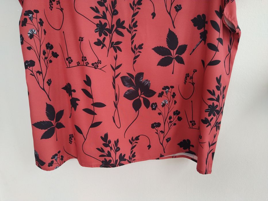 Blusa Fluída Coral com Estampa Botânica / Floral Preta - Tamanho XL - Nova!