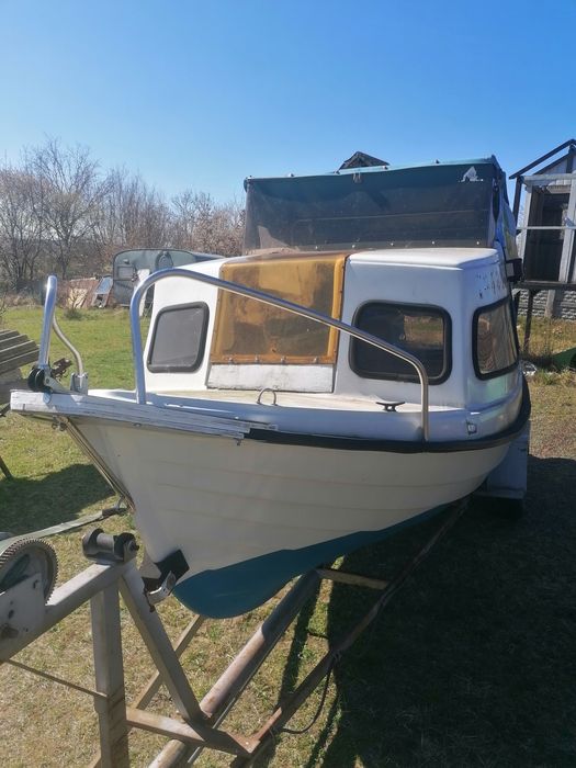 Łódź kabinowa do remontu.