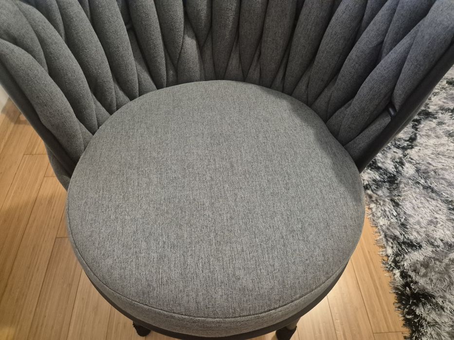 Krzesło Glamour tapicerowane szare z czarnymi nóżkami stan bardz dobry