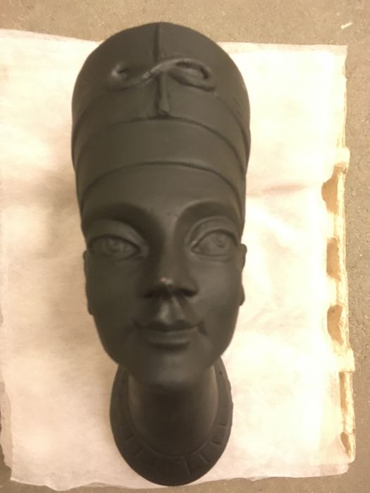 Królowe Egiptu - stare figurki, rzeźby.