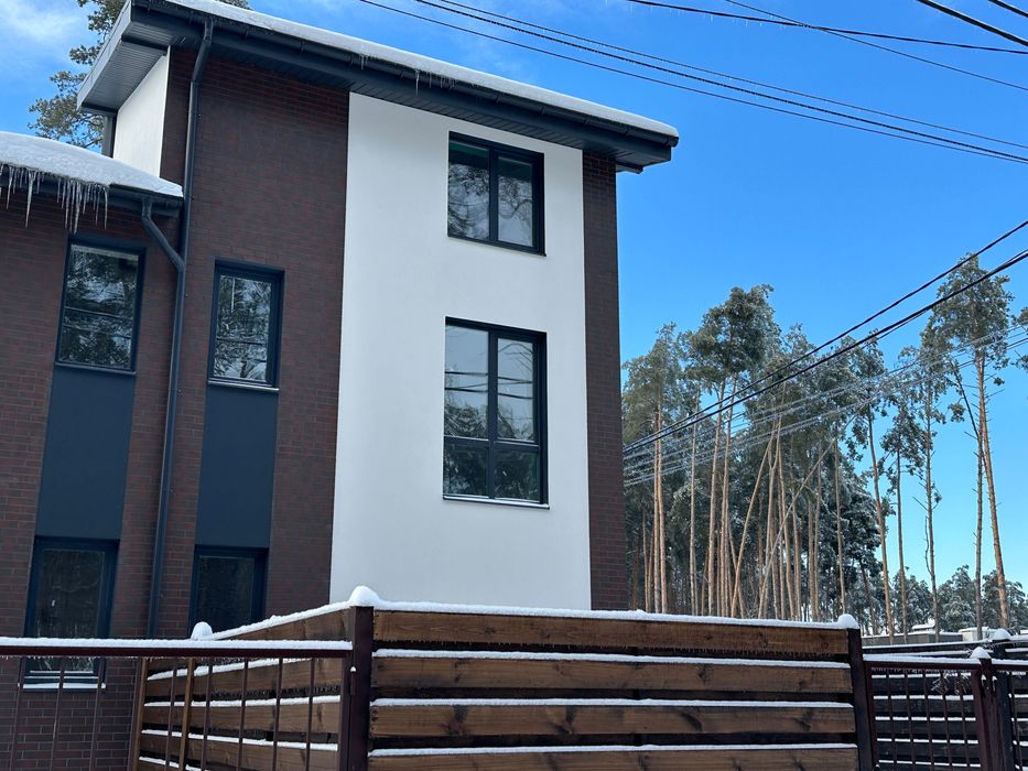 Таунхаус з терасою біля соснового лісу