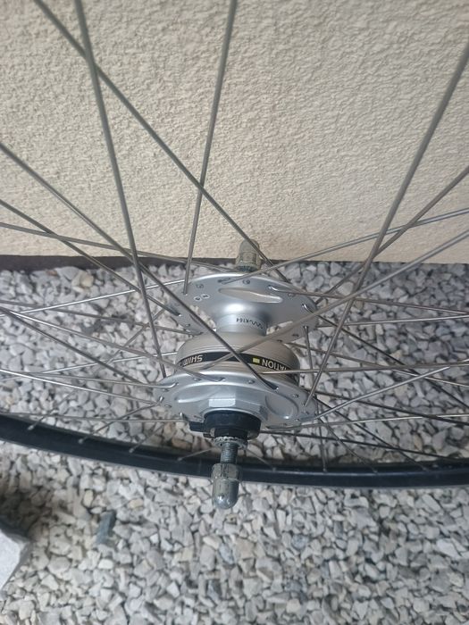 koło 28 przód  dynamem w piescie
