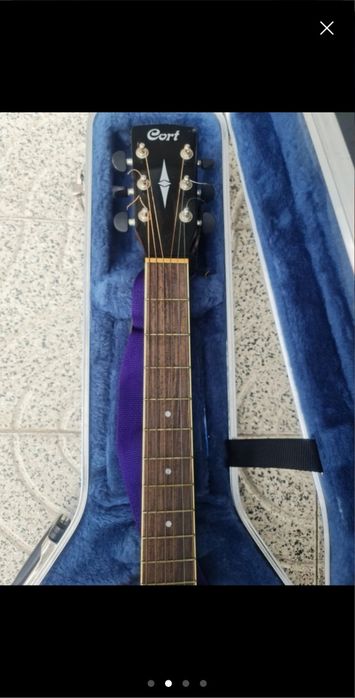 Guitarra Cort vermelha