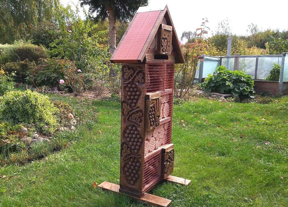 domek dla owadów, hotel dla owadów, rzeźbiony