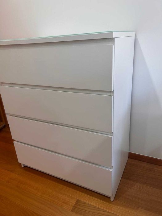 Cómoda Malm Ikea 4 gavetas com vidro