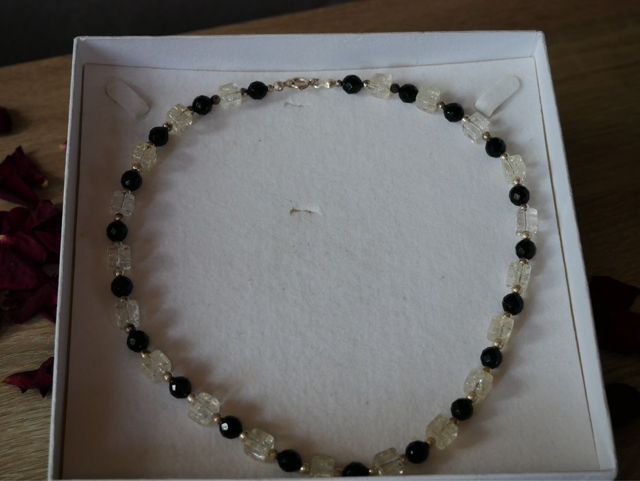 Naszyjnik w kolorze bialo-czarnym