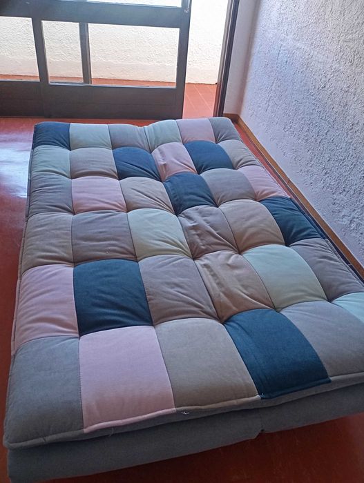 Sofá cama e mesa compacta com duas cadeiras