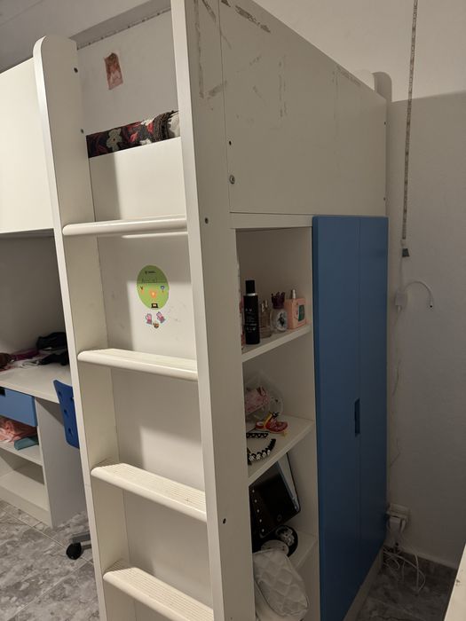 Cama com roupeiro e secretaria