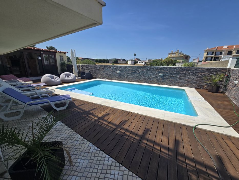 Espaço com Piscina e churrasqueira