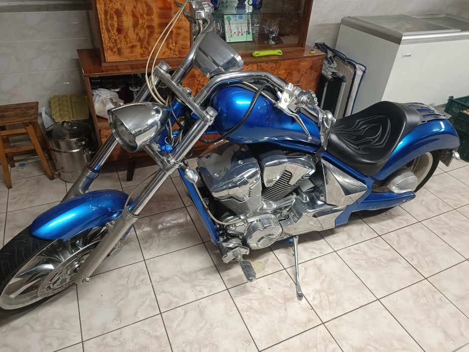 Honda.  VTX  1300