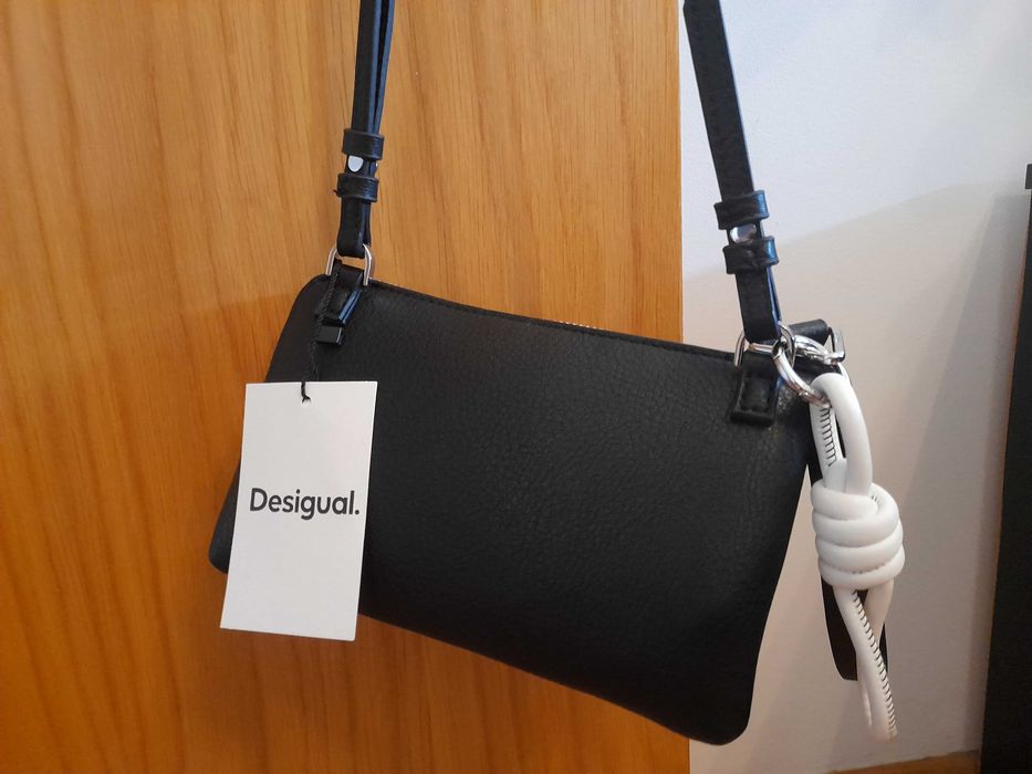 Bolsinha preta, a tiracolo, multiusos, marca Desigual