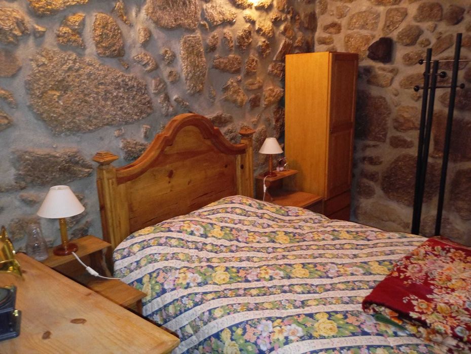 Quinta com 3 casas, vinha, olival e água em abundância, inclui recheio