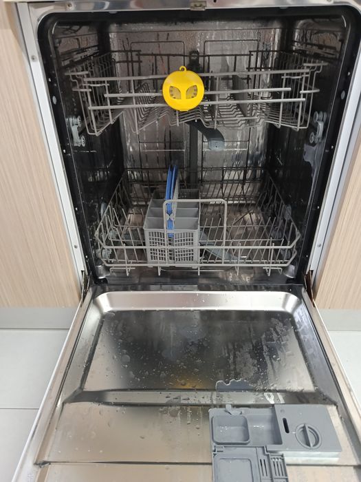 Máquina de larvar loiça em bom estado 12 talheres