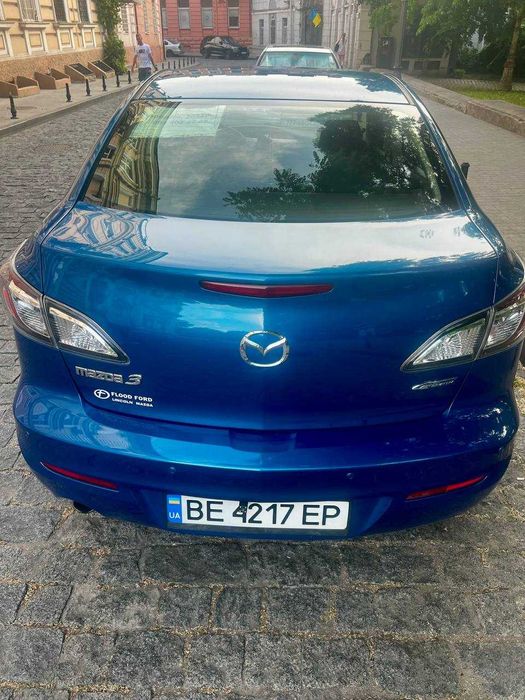 Mazda 3 автомобіль