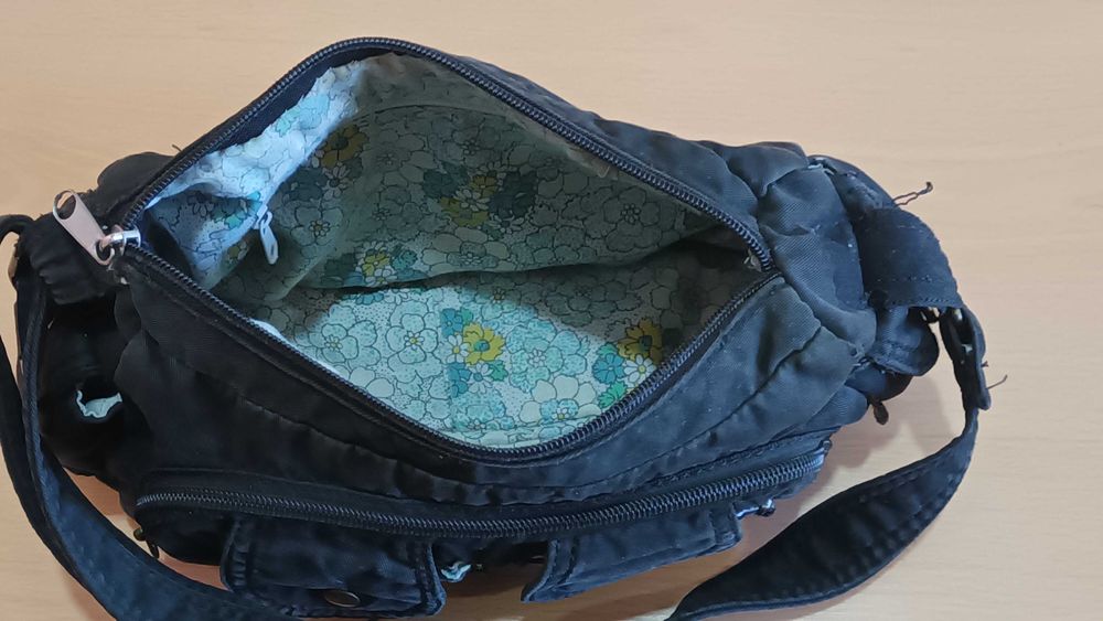 Used shoulder bag in good condition.64751306259714124