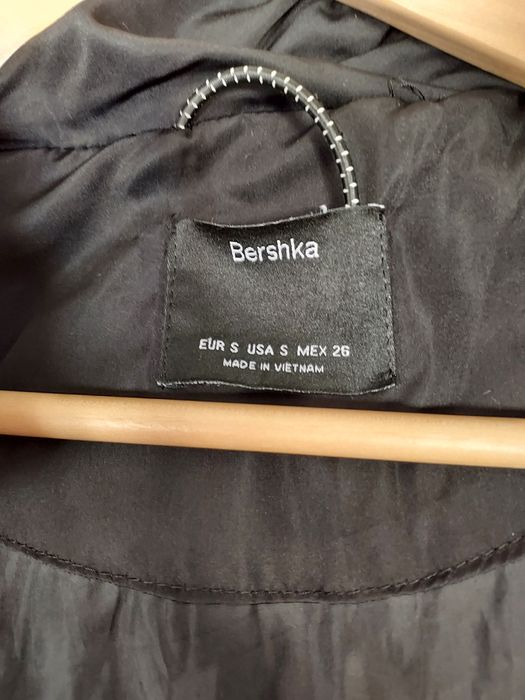 Blusão Bershka preto, com capuz,, tamanho S