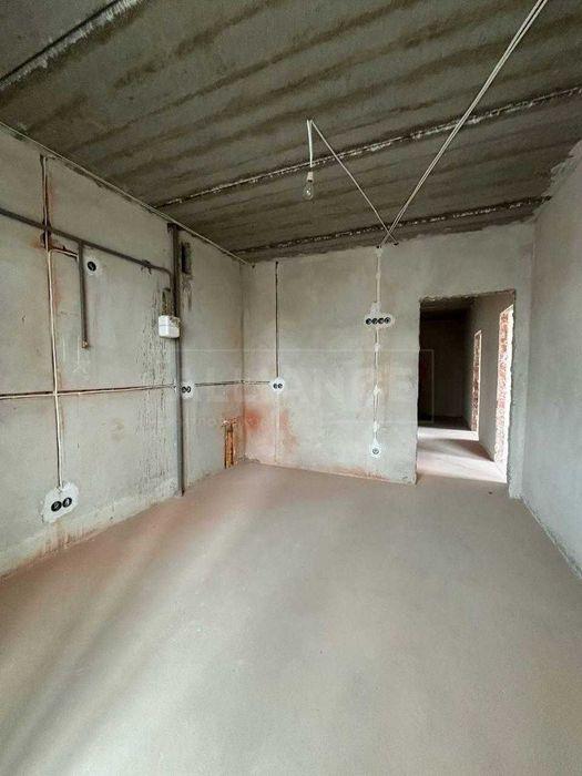 Простора 2-х.кімнатна квартира 71м2 з частковим ремонтом . біля Арсену