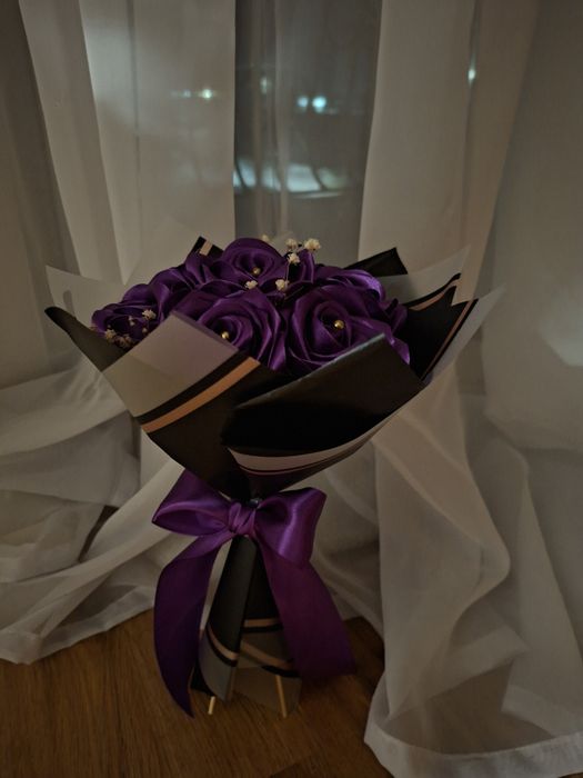 букет із 7 атласних троянд