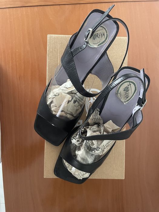 Sapato de salto alto de pele