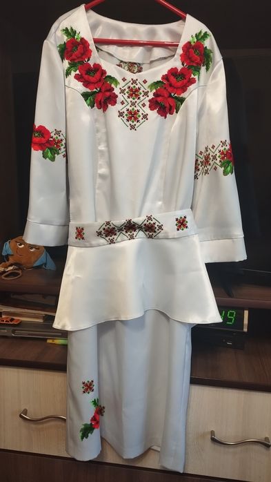 Вишите плаття,з атласу