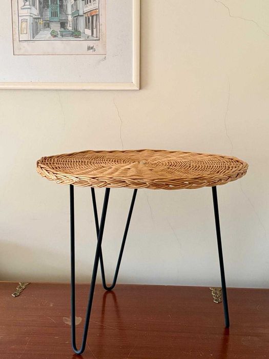 Mesa estilo vintage em vime inteiro com pernas de ferro (peça nova!)