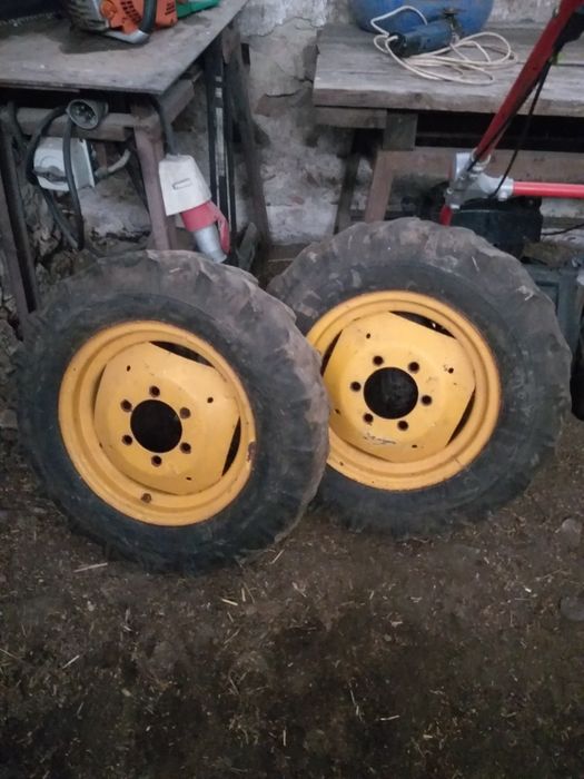 Koła przednie z ciągnika 330