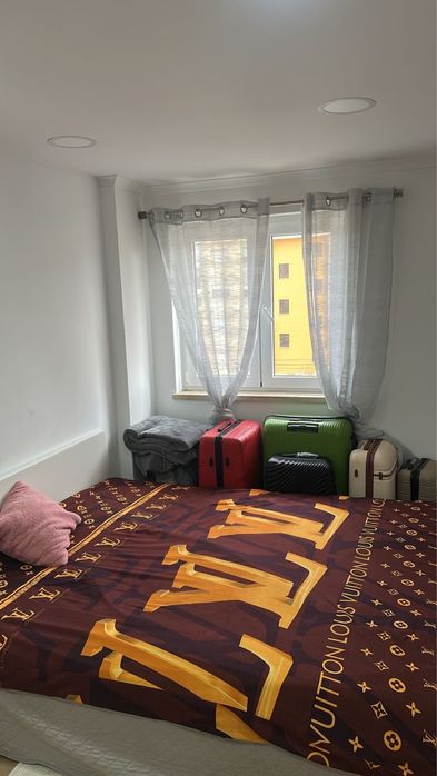 Aluga-se um  quarto para casal ou duas meninas no ambiente agradavel