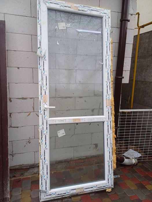 Продам дверь и  2 окна