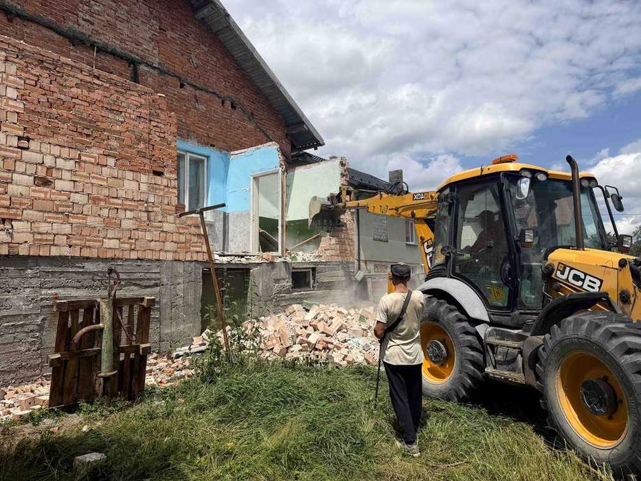 Розбір старих будинків у Моршині