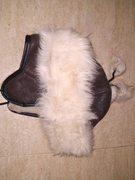 Kożuszkowa czapka z pomponami, r. 56