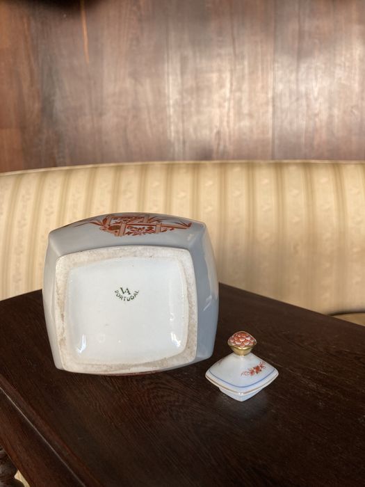 Várias peças de porcelana fina
