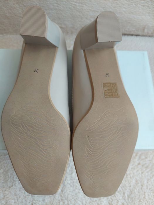 Czółenka nowe beżowe 37