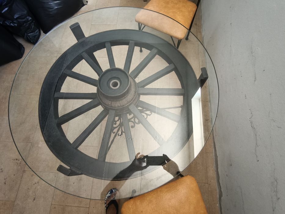 Mesa Antiga de madera roda de carro e 4 cadeiras